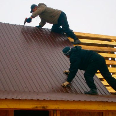 как правильно положить профнастил на крышу